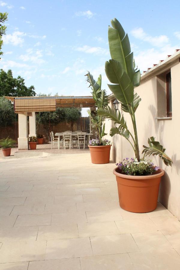 B&B Le Carrube Sava Exterior foto